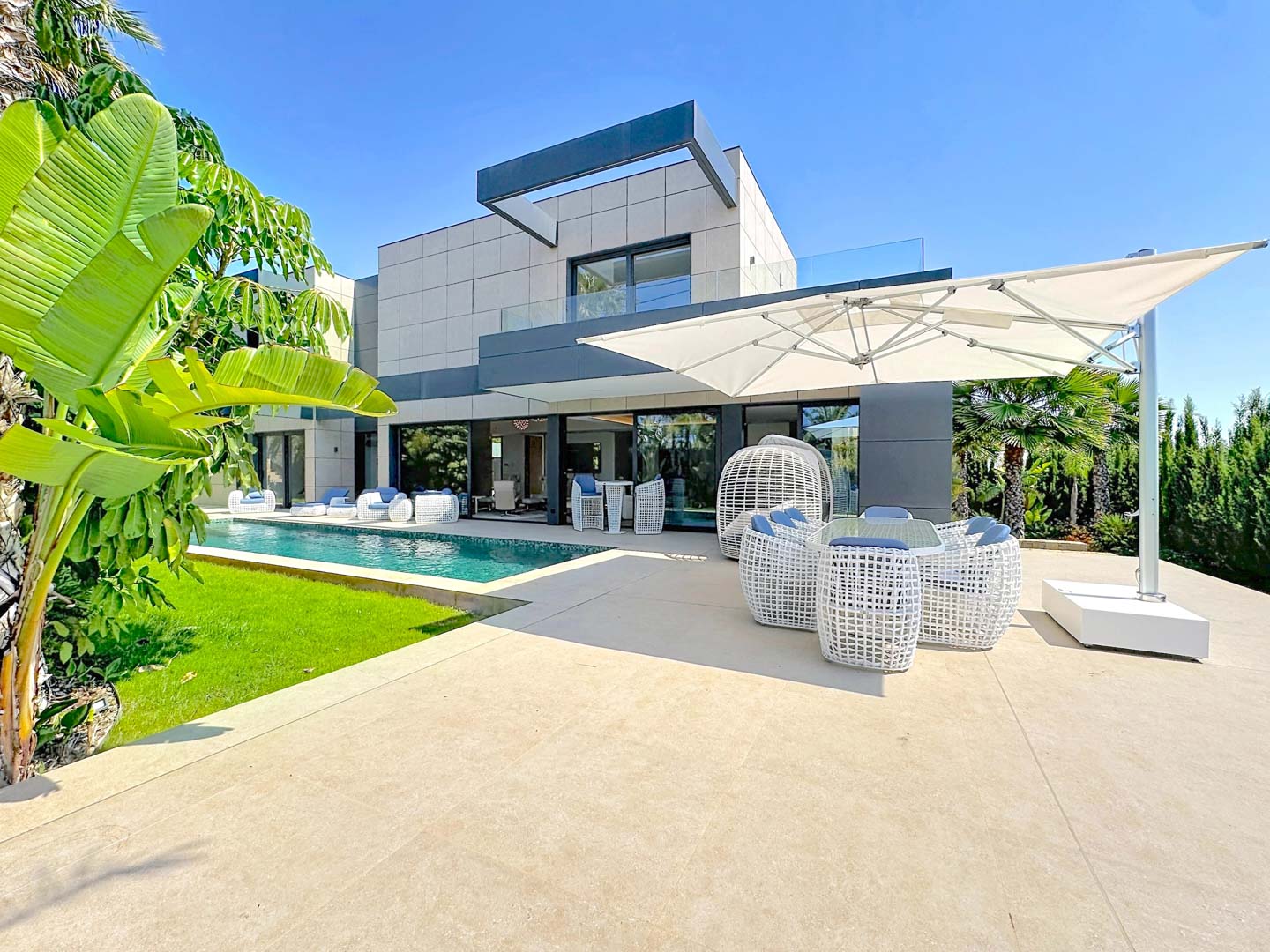 Luxe moderne villa met zeezicht te koop in Calpe