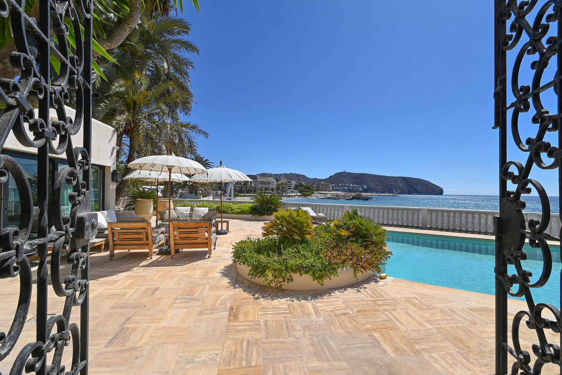 Ultieme strandvilla direct aan het strand in Moraira