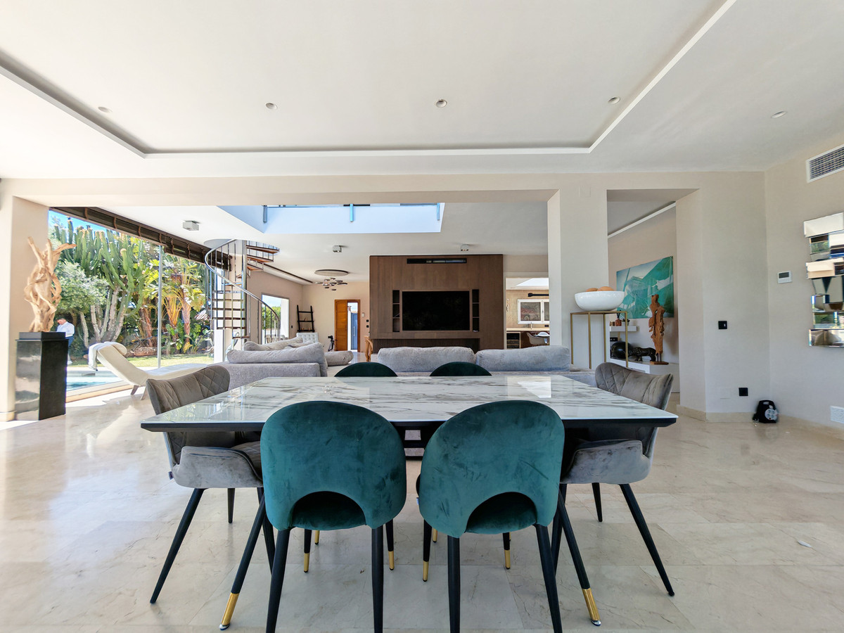 Luxe villa met verwarmd zwembad en zeezicht in Marbella