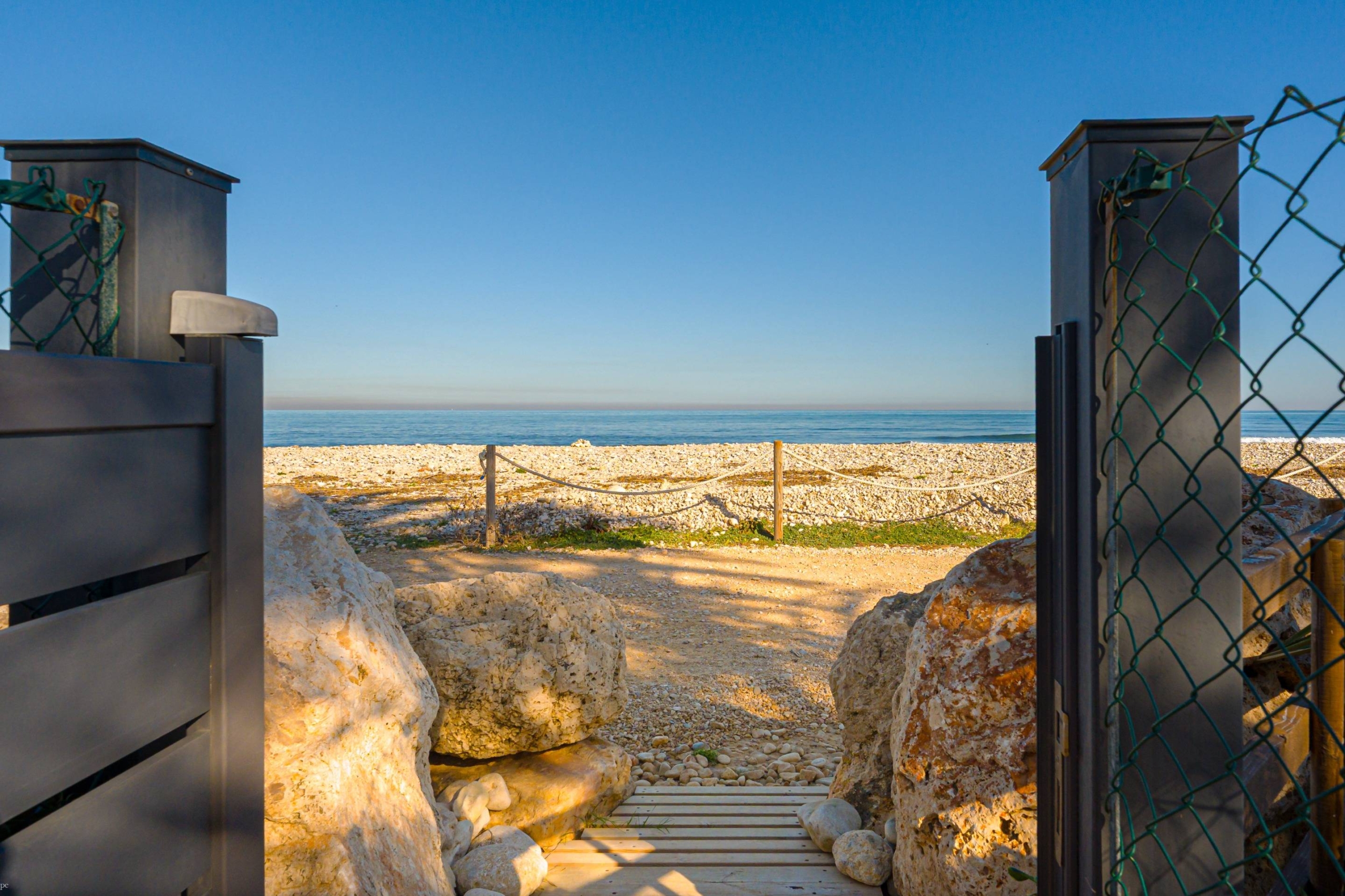 Zeldzame eerstelijns strandvilla te koop in Denia
