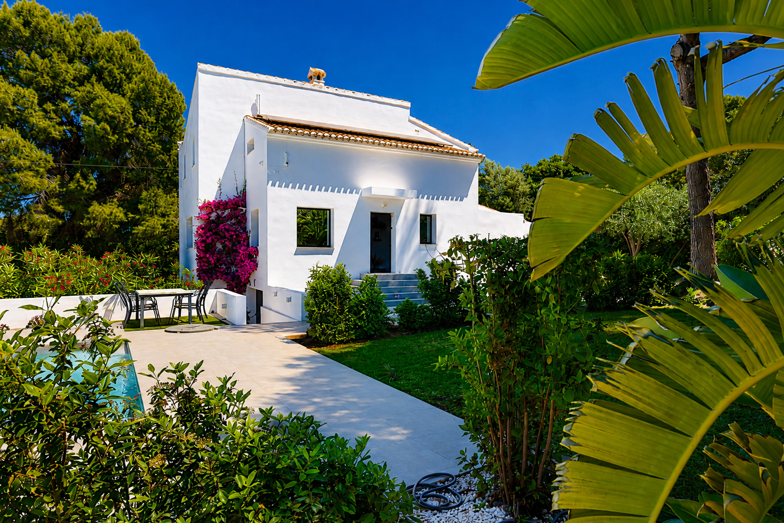 Volledig gerenoveerde villa met gastenverblijf in Javea