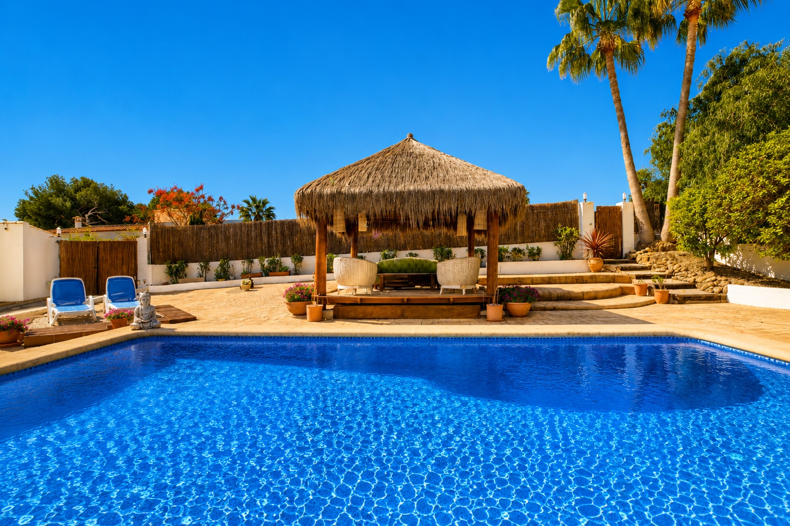 Ruime villa met zwembad en eigen gastenverblijf in Javea