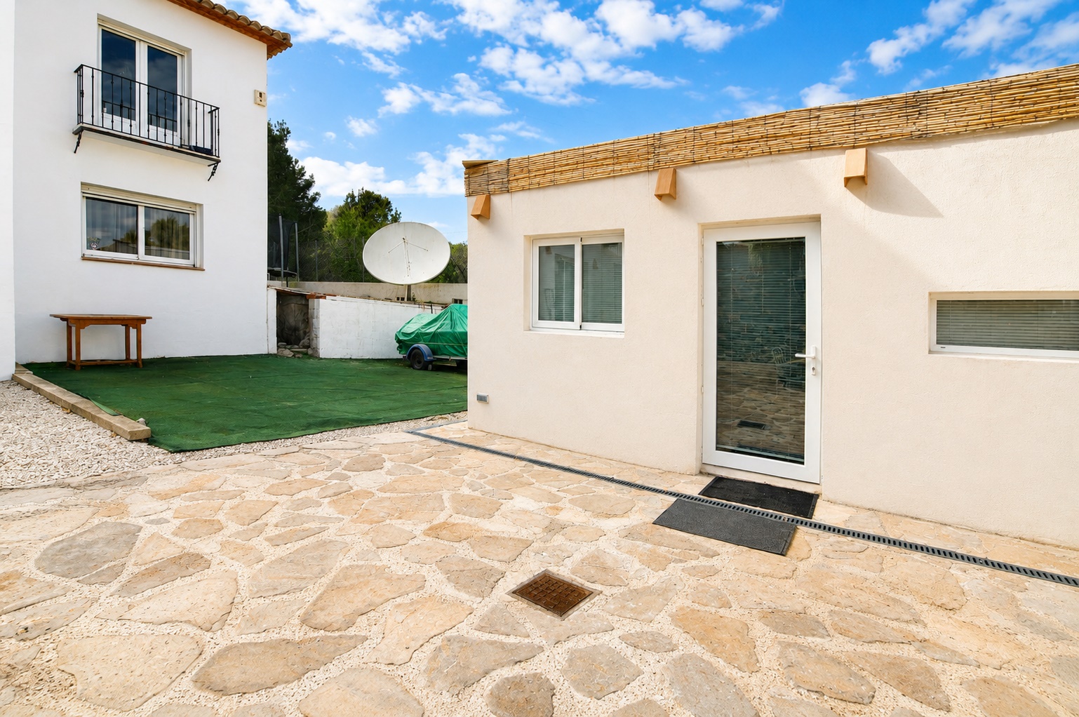 Ruime villa met zwembad en eigen gastenverblijf in Javea