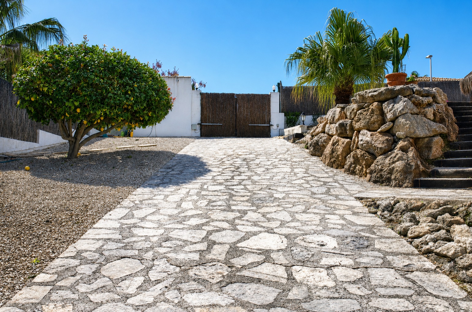 Ruime villa met zwembad en eigen gastenverblijf in Javea