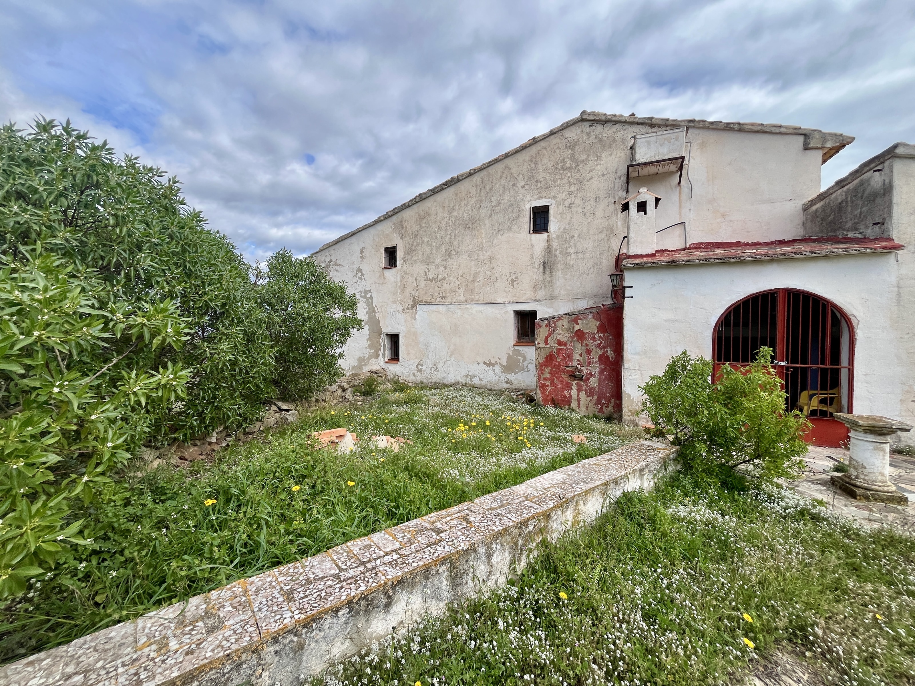 Unieke finca met zeezicht op een droomperceel in Benissa