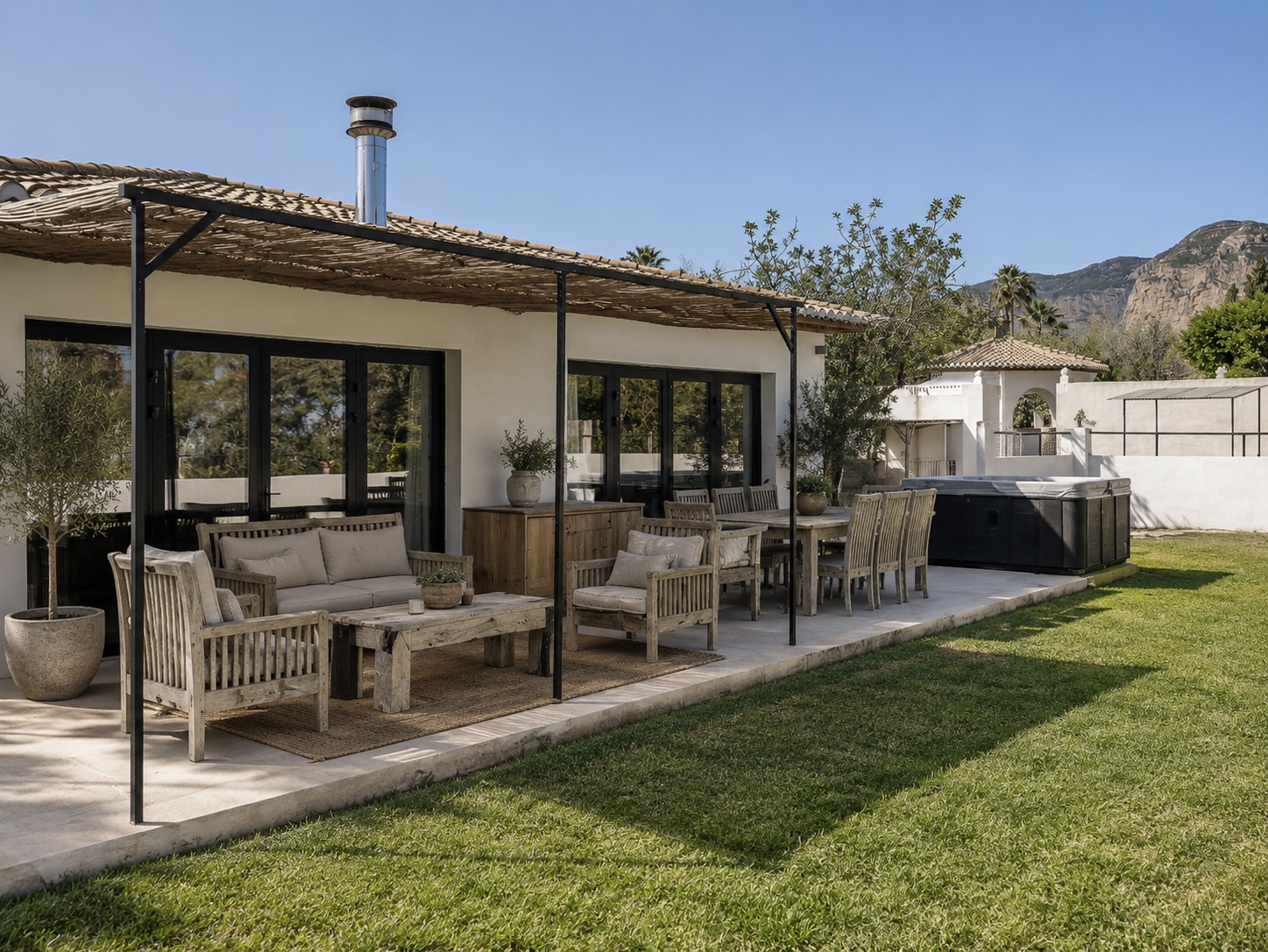 Ruime Ibiza stijl villa met zelfstandig groot gastenverblijf in Javea