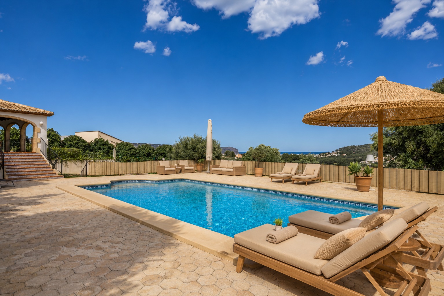 Ruime Ibiza stijl villa met zelfstandig groot gastenverblijf in Javea