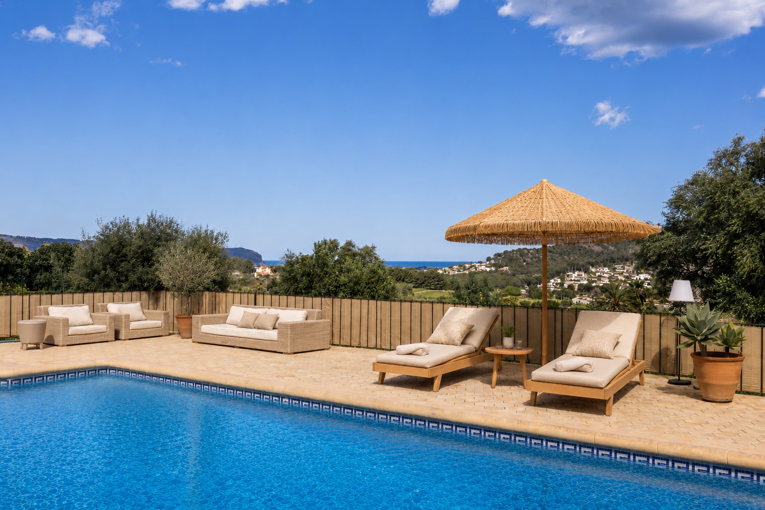 Ruime Ibiza stijl villa met zelfstandig groot gastenverblijf in Javea