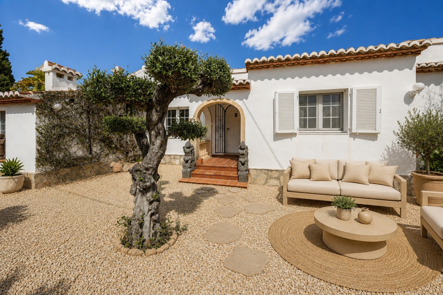 Ruime Ibiza stijl villa met zelfstandig groot gastenverblijf in Javea