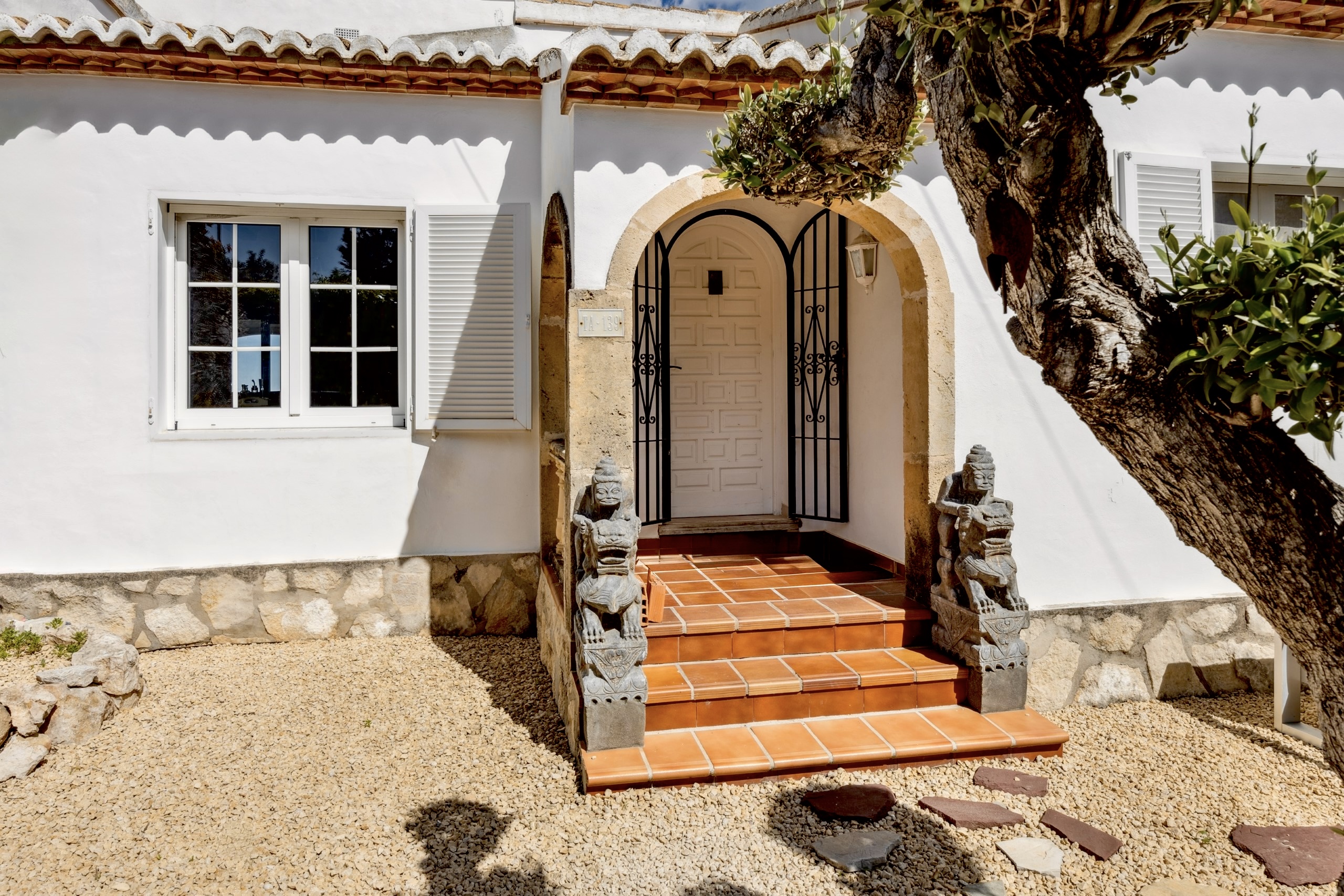 Ruime Ibiza stijl villa met zelfstandig groot gastenverblijf in Javea