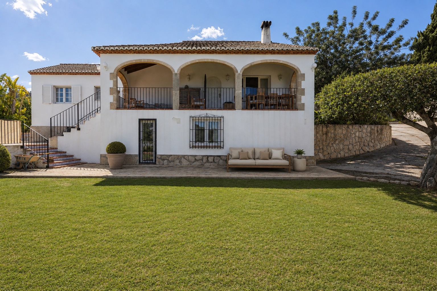 Ruime Ibiza stijl villa met zelfstandig groot gastenverblijf in Javea