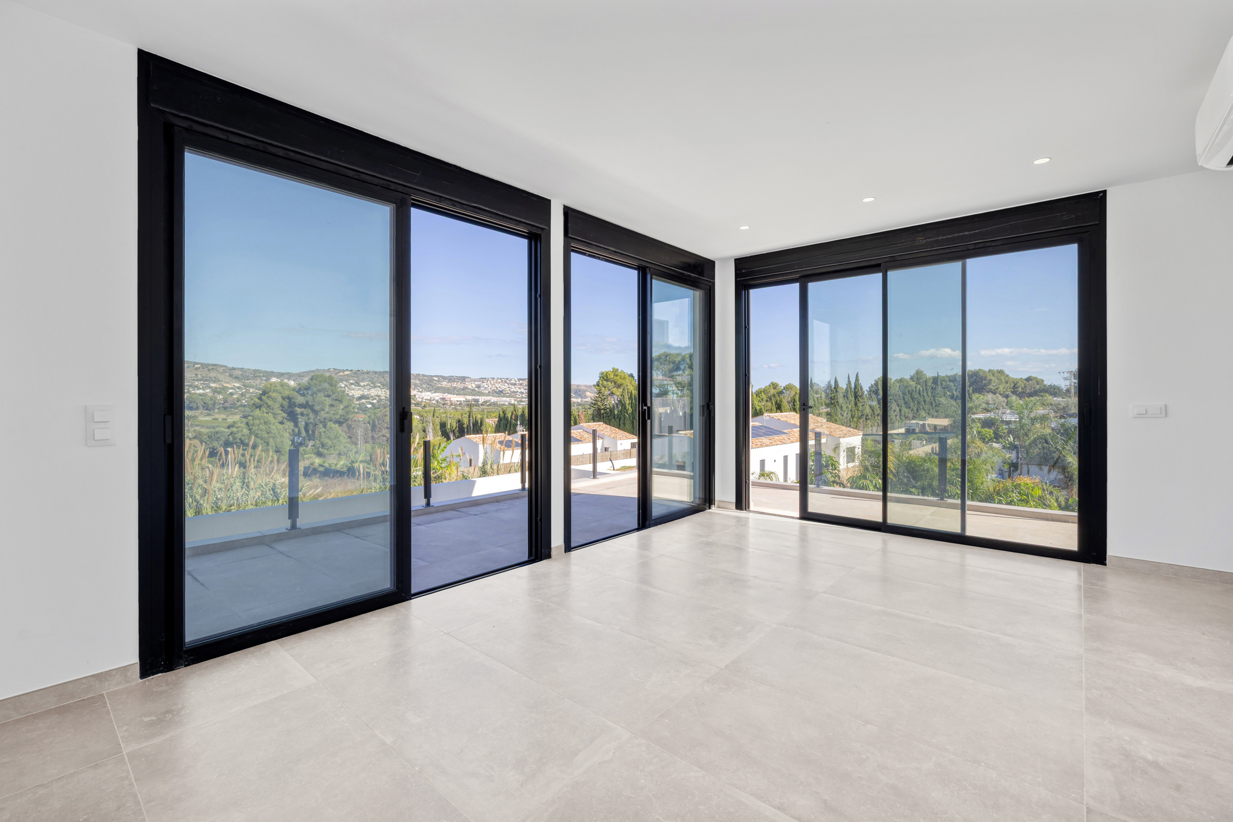 Moderne villa met zwembad te koop in Javea
