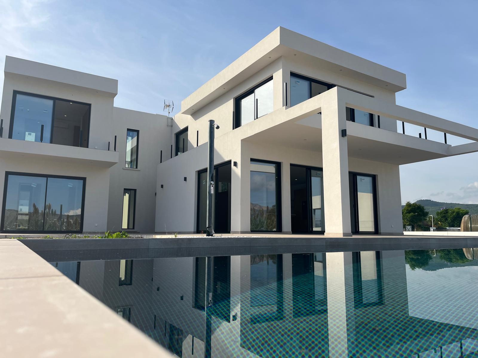 Moderne villa met zwembad te koop in Javea