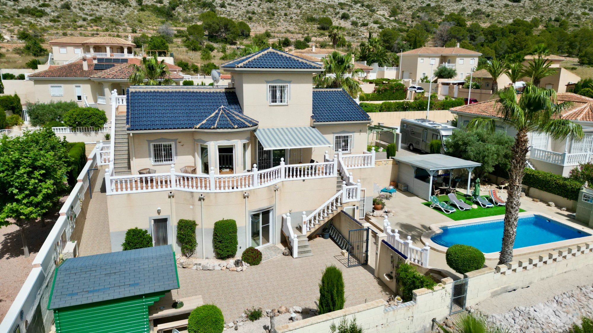 Indrukwekkende villa met gastenverblijven en panoramisch uitzicht in Hondón de las Nieves