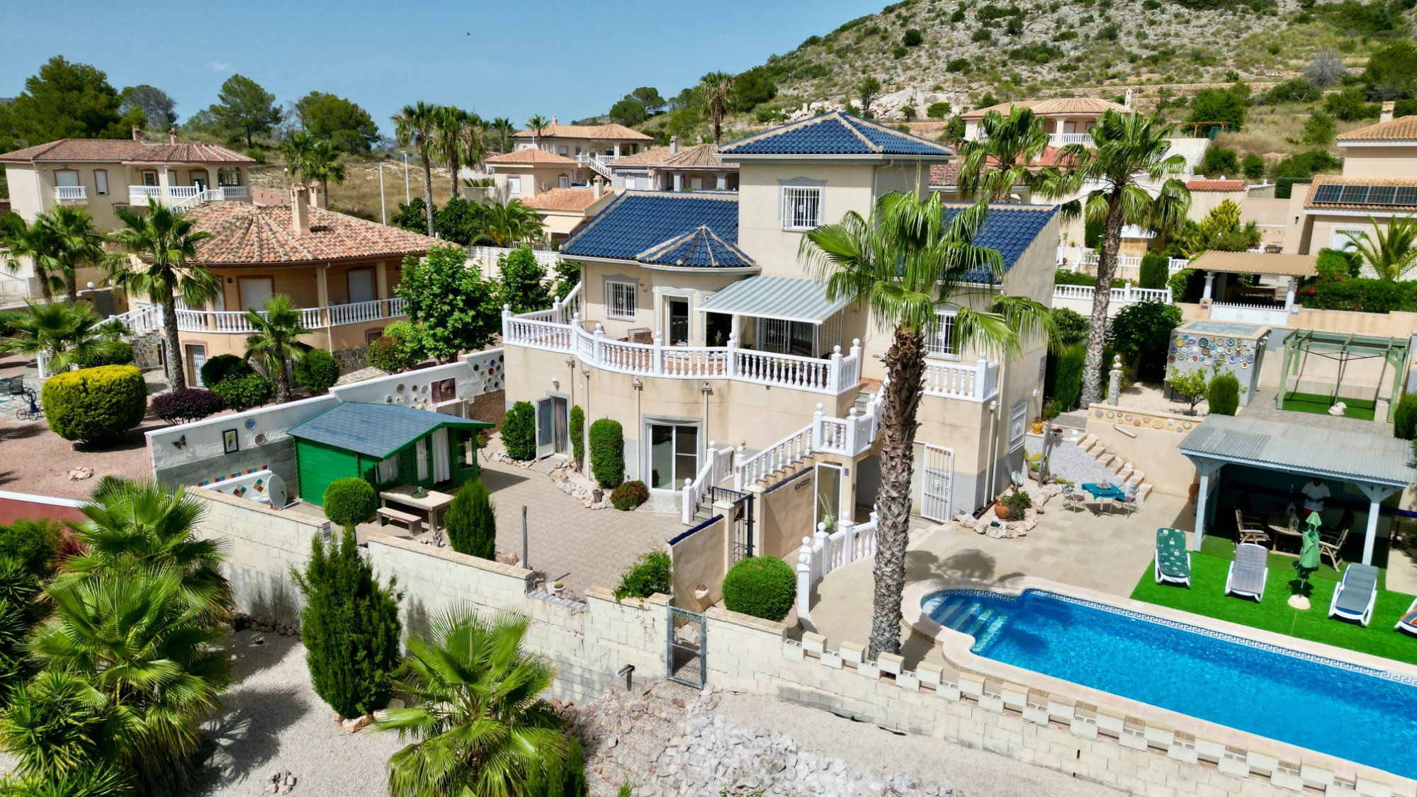 Indrukwekkende villa met gastenverblijven en panoramisch uitzicht in Hondón de las Nieves