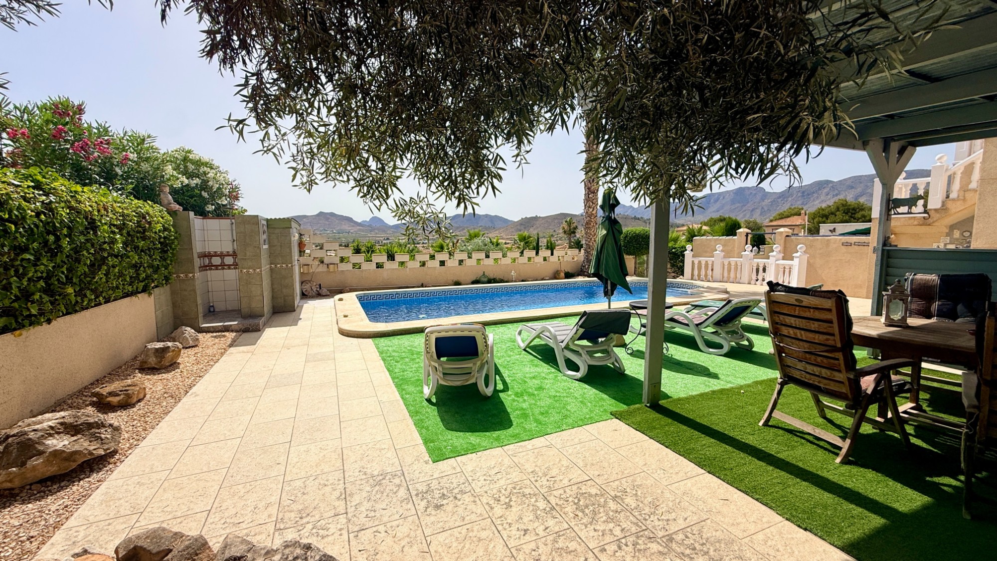 Indrukwekkende villa met gastenverblijven en panoramisch uitzicht in Hondón de las Nieves