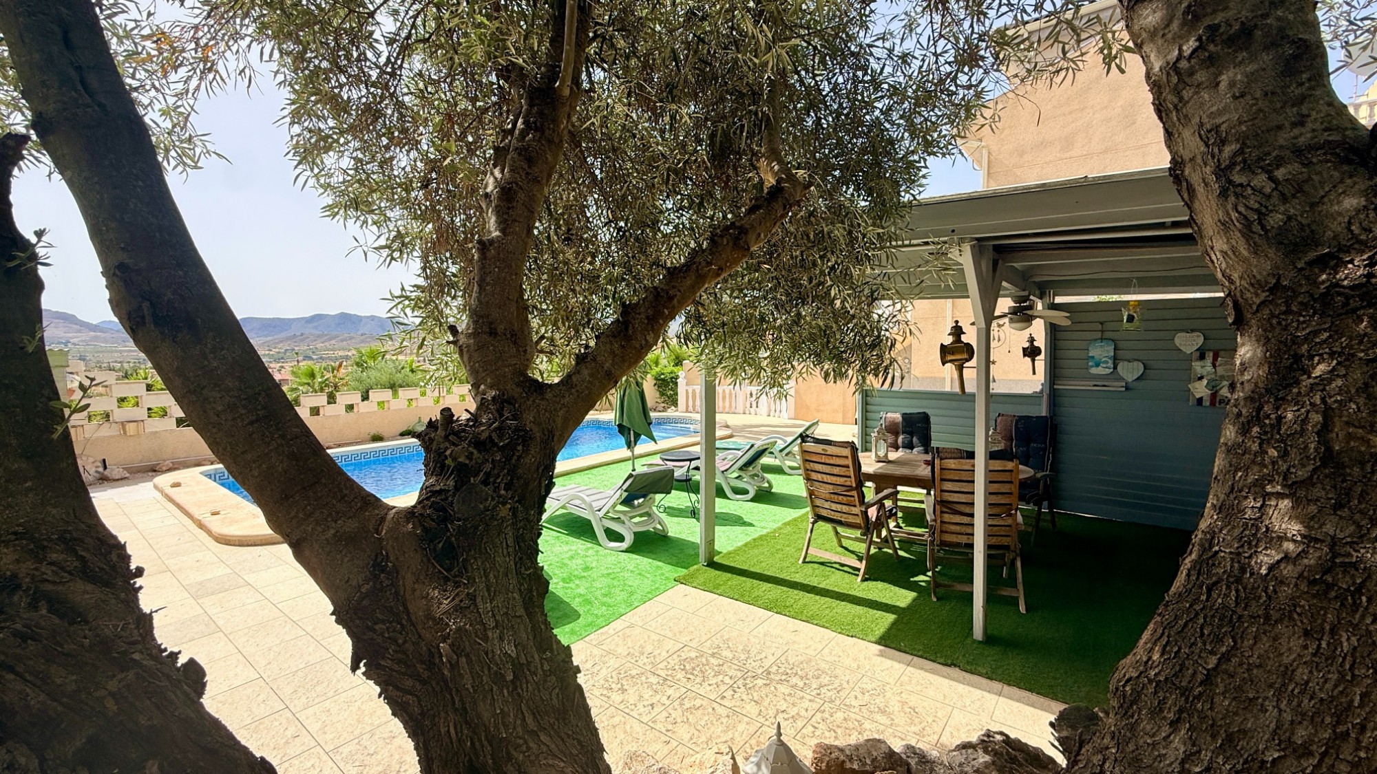 Indrukwekkende villa met gastenverblijven en panoramisch uitzicht in Hondón de las Nieves