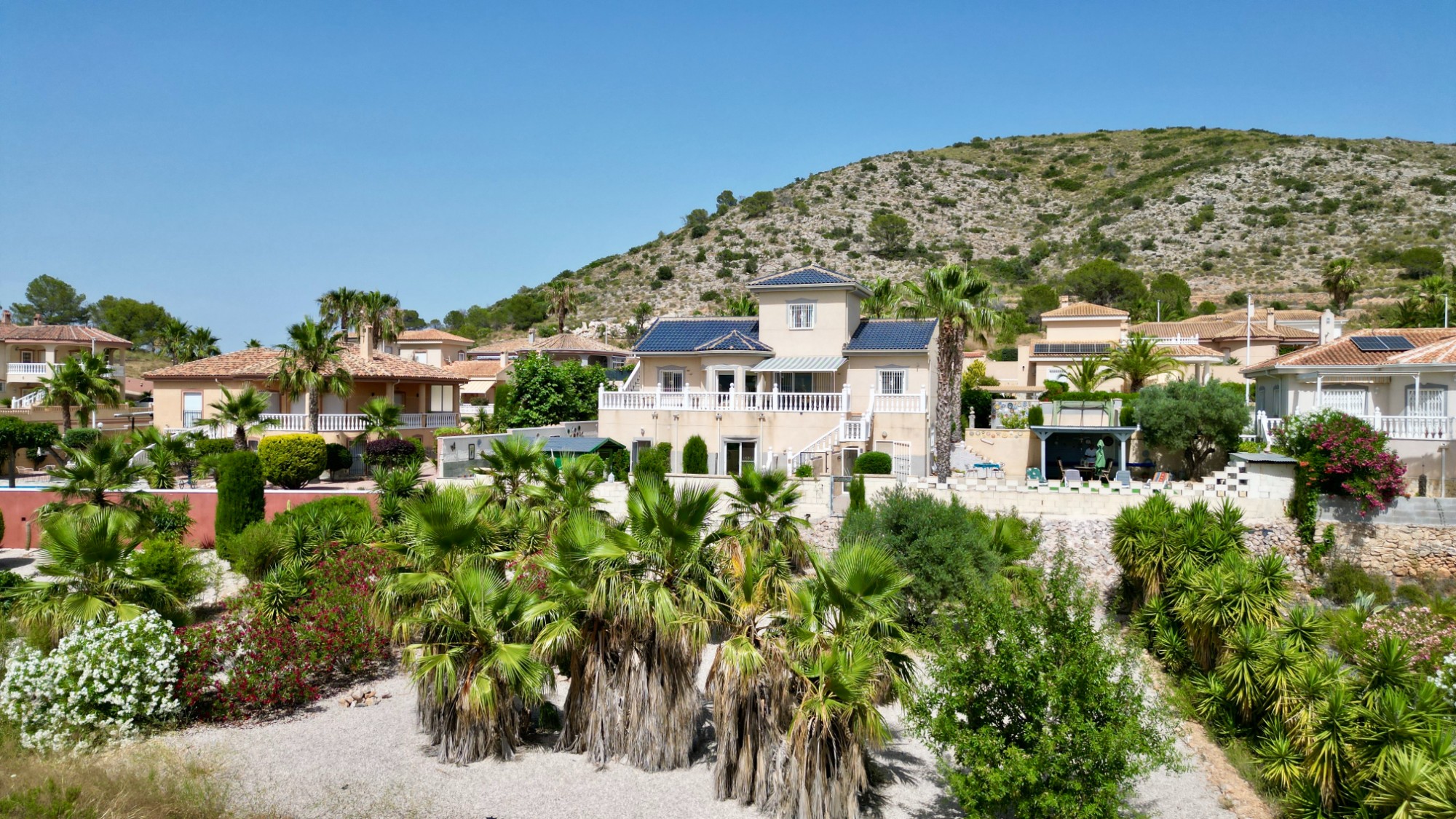 Indrukwekkende villa met gastenverblijven en panoramisch uitzicht in Hondón de las Nieves