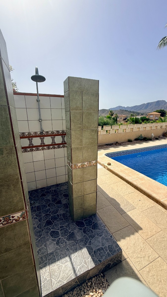 Indrukwekkende villa met gastenverblijven en panoramisch uitzicht in Hondón de las Nieves