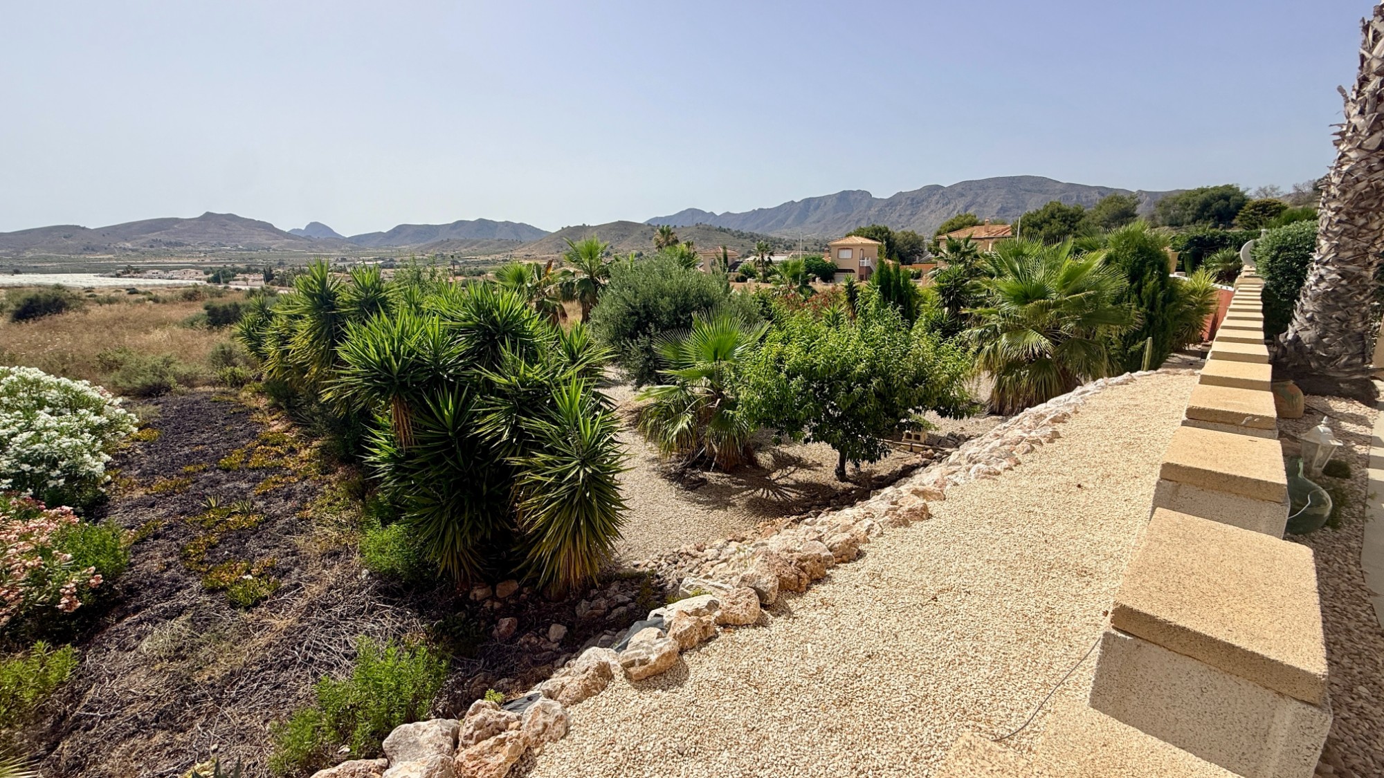 Indrukwekkende villa met gastenverblijven en panoramisch uitzicht in Hondón de las Nieves