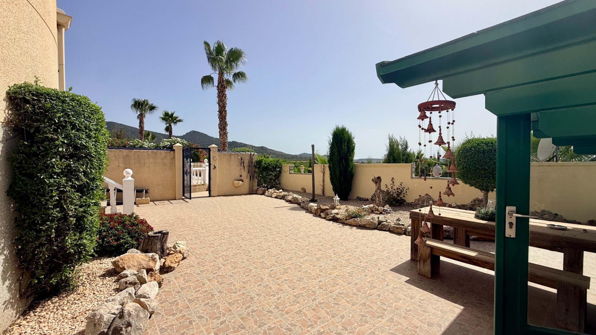 Indrukwekkende villa met gastenverblijven en panoramisch uitzicht in Hondón de las Nieves