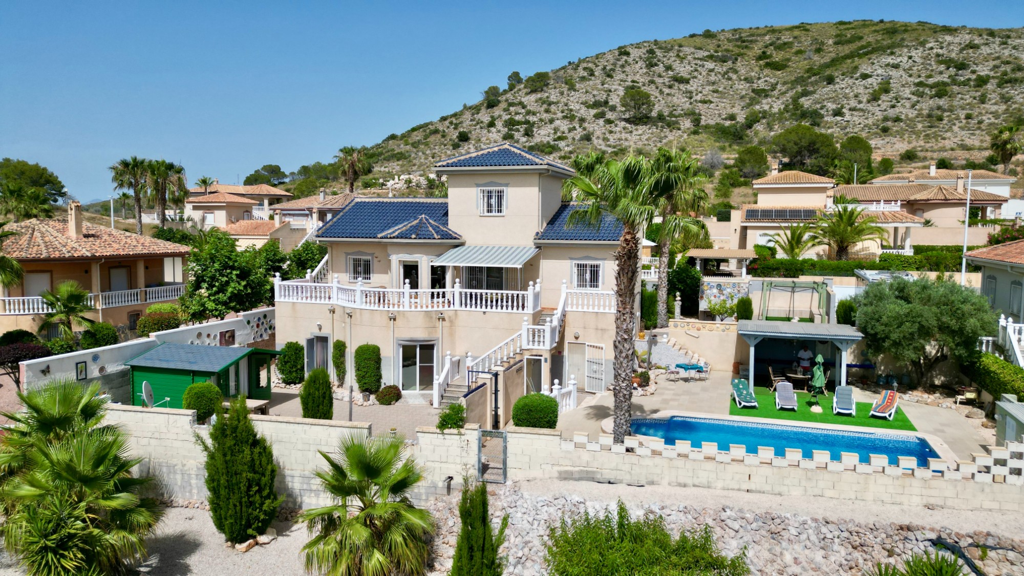 Indrukwekkende villa met gastenverblijven en panoramisch uitzicht in Hondón de las Nieves