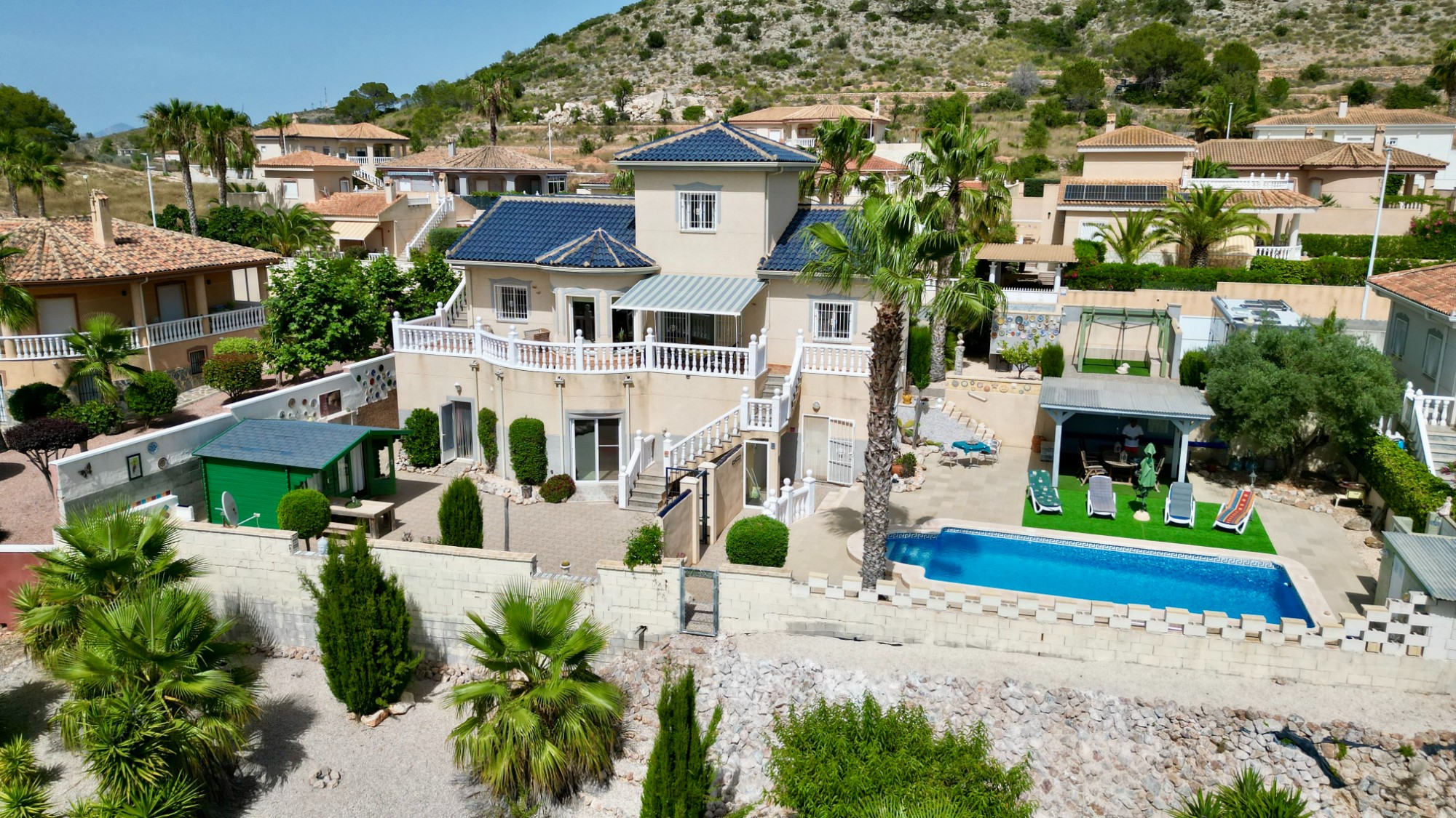 Indrukwekkende villa met gastenverblijven en panoramisch uitzicht in Hondón de las Nieves