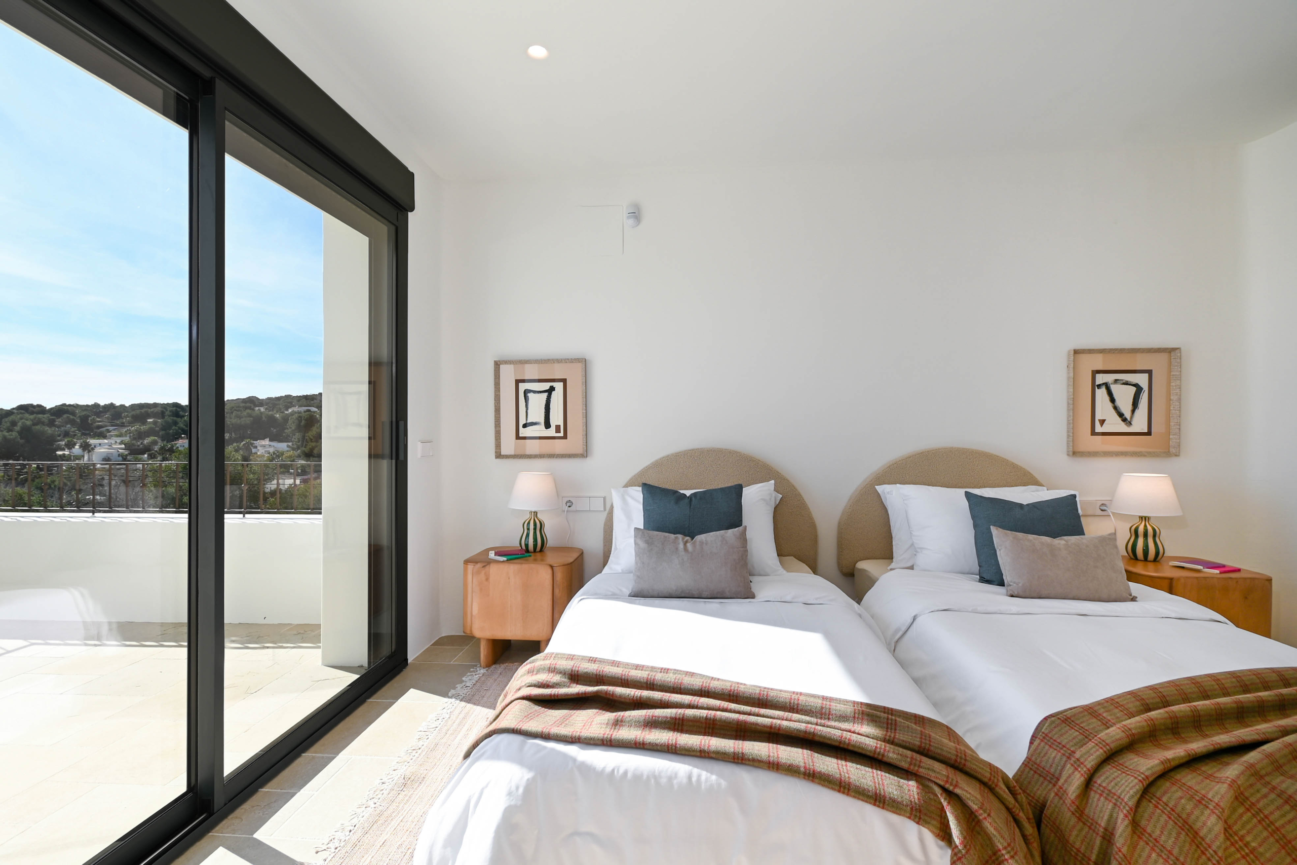 Instapklare luxe nieuwbouw villa met zeezicht in Moraira