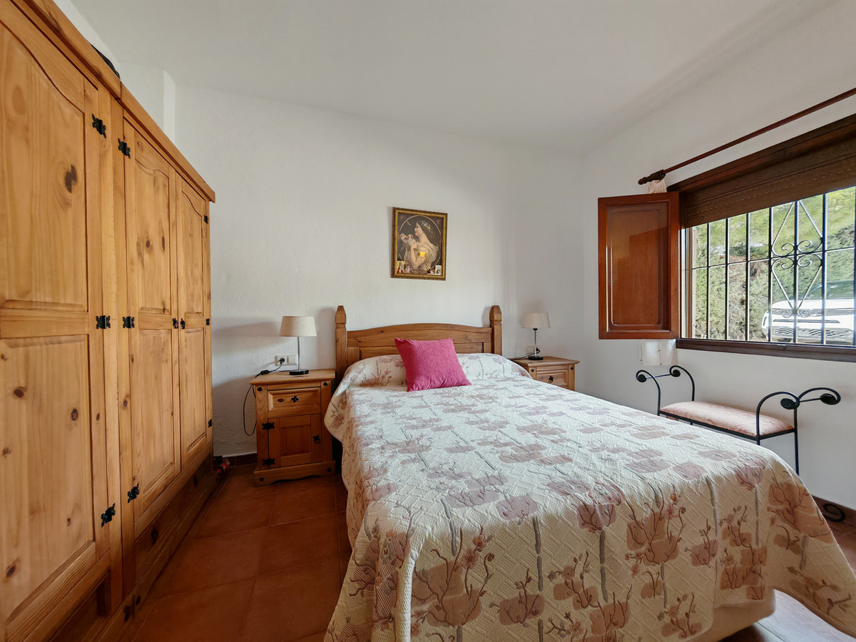 Finca met zeezicht te koop in Estepona