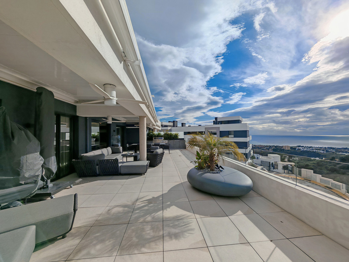 Gerenoveerd penthouse met panoramisch zee- en bergzicht in Marbella