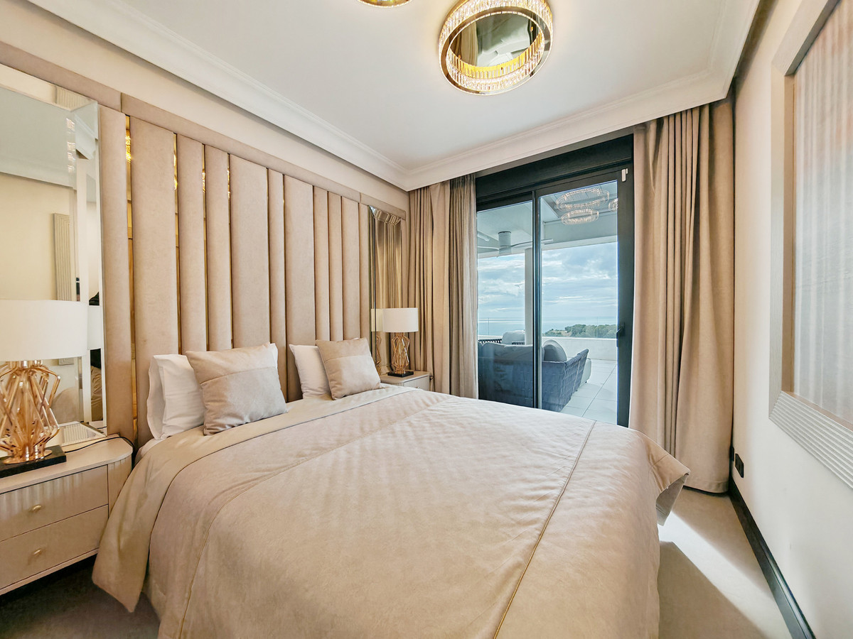 Gerenoveerd penthouse met panoramisch zee- en bergzicht in Marbella