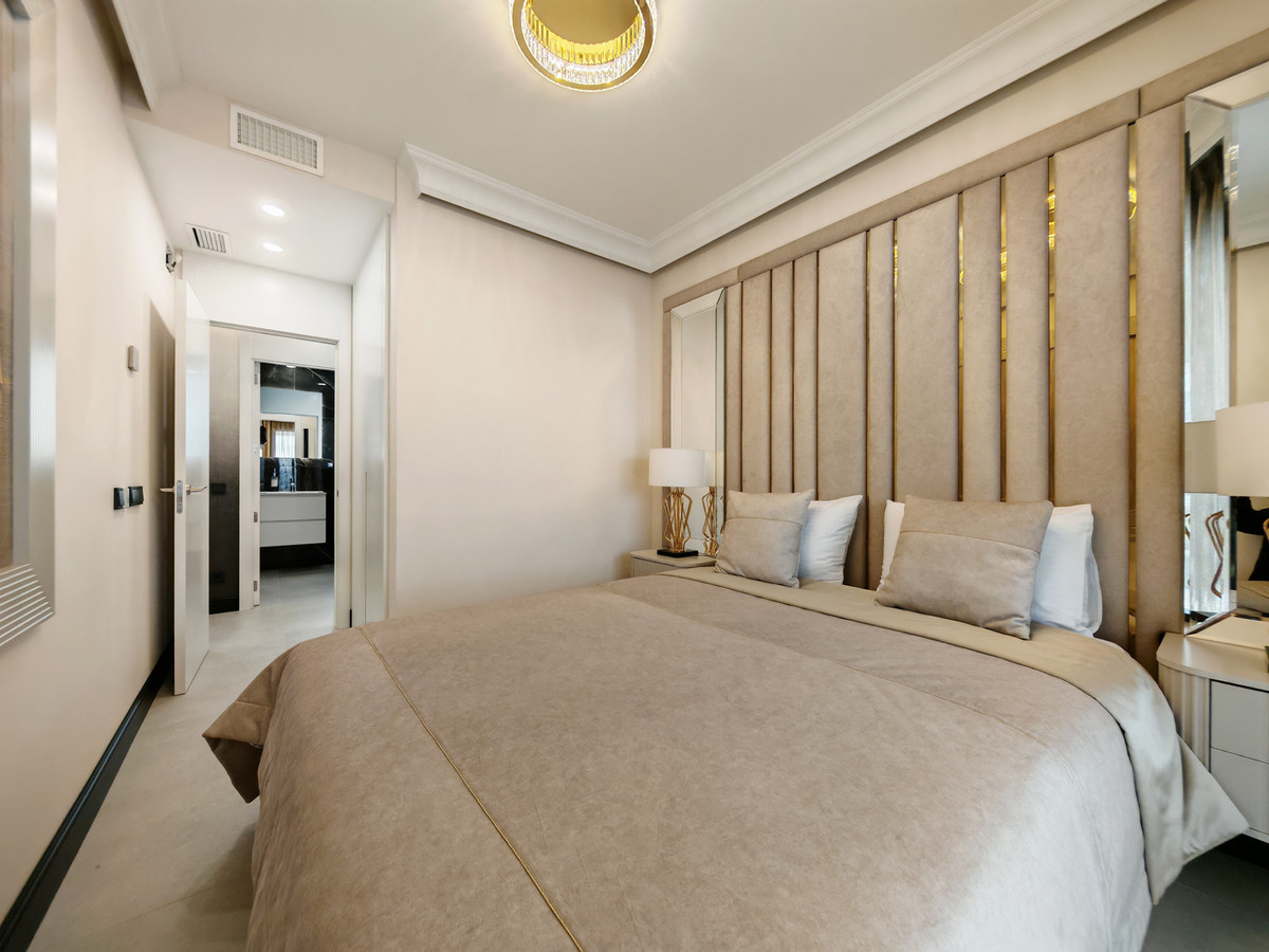 Gerenoveerd penthouse met panoramisch zee- en bergzicht in Marbella