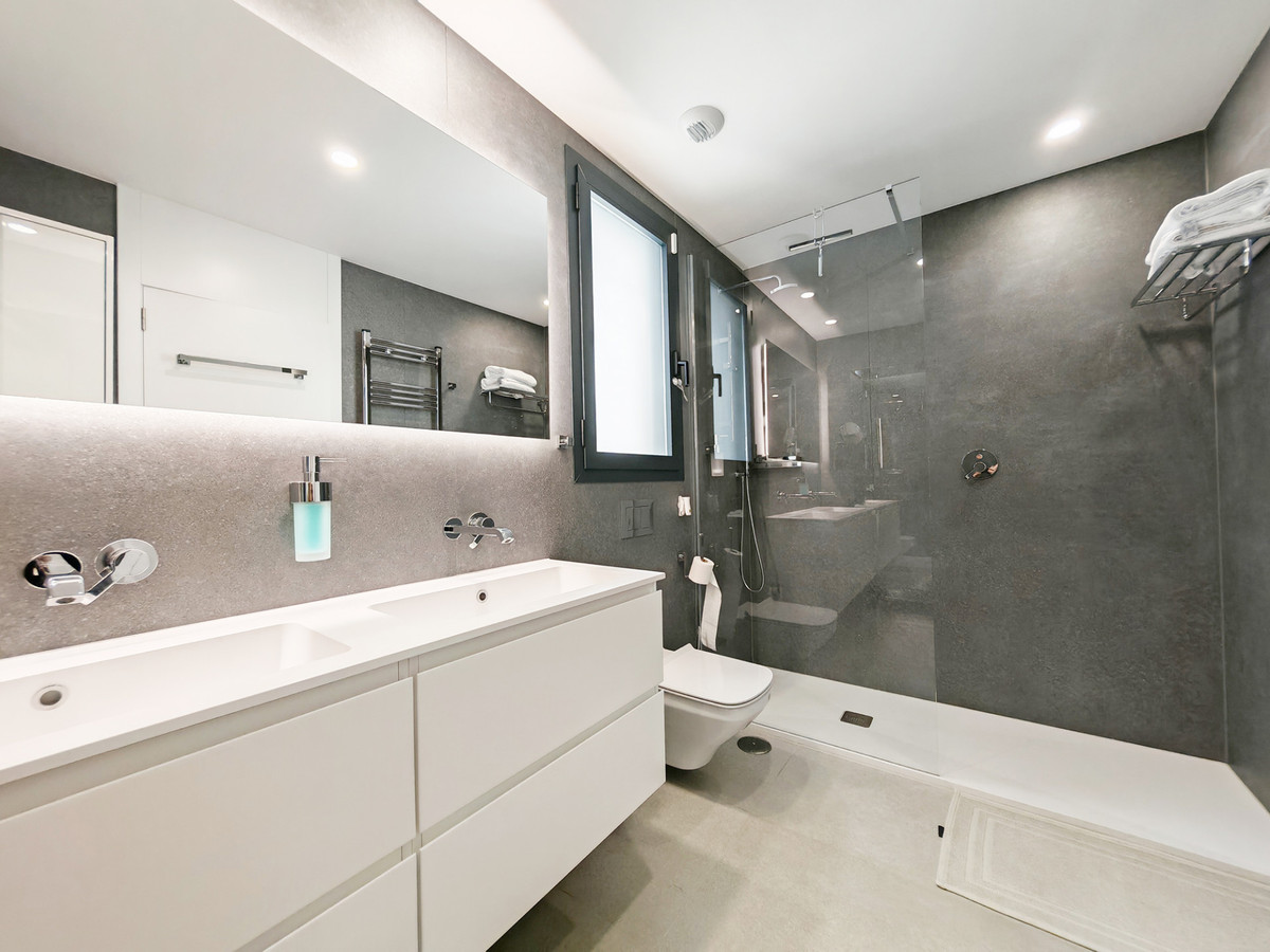 Gerenoveerd penthouse met panoramisch zee- en bergzicht in Marbella