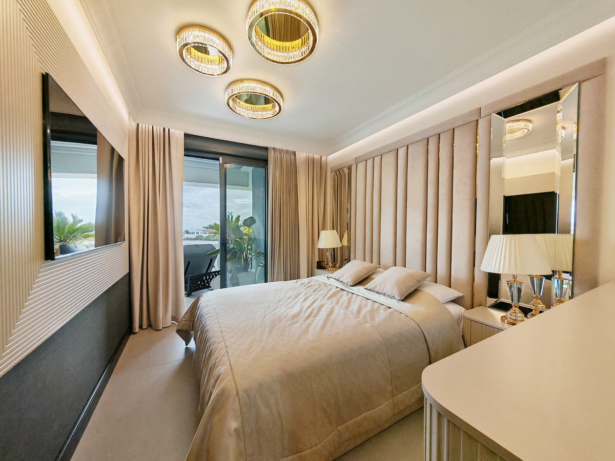 Gerenoveerd penthouse met panoramisch zee- en bergzicht in Marbella