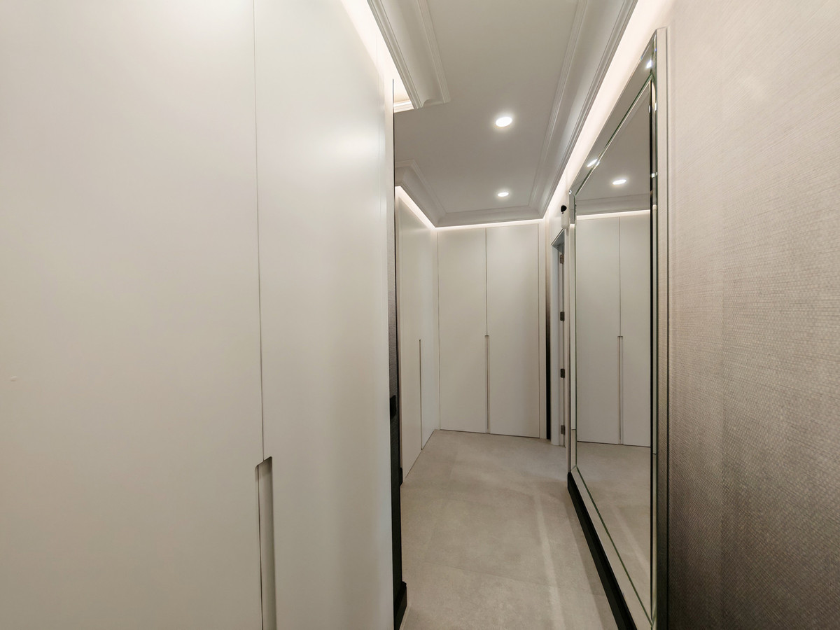 Gerenoveerd penthouse met panoramisch zee- en bergzicht in Marbella