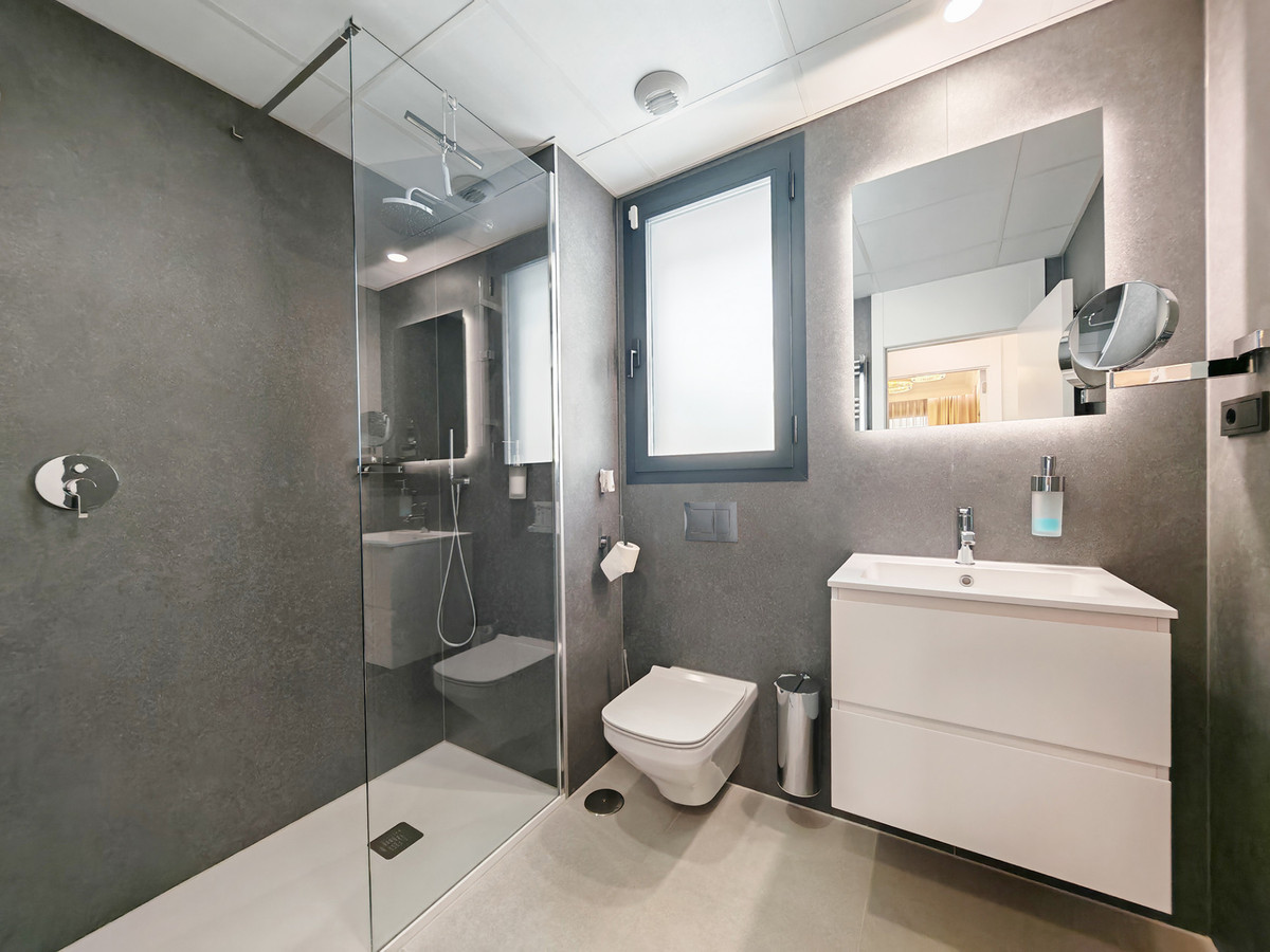 Gerenoveerd penthouse met panoramisch zee- en bergzicht in Marbella