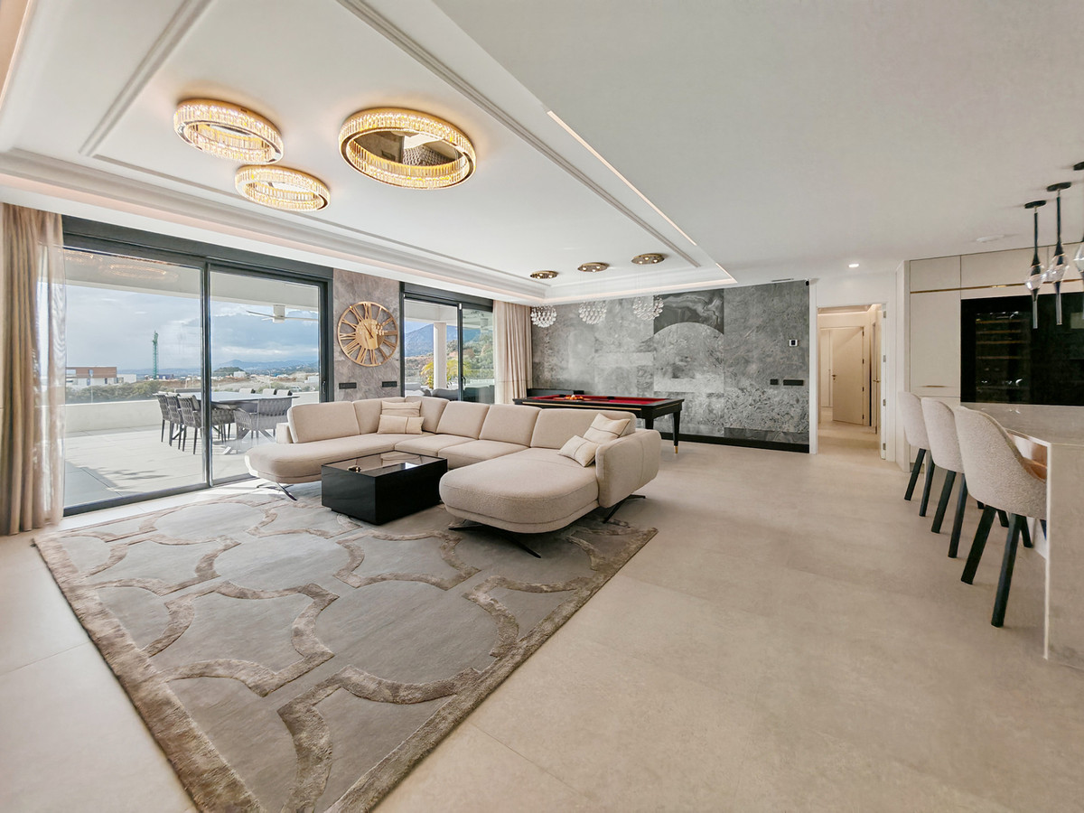 Gerenoveerd penthouse met panoramisch zee- en bergzicht in Marbella