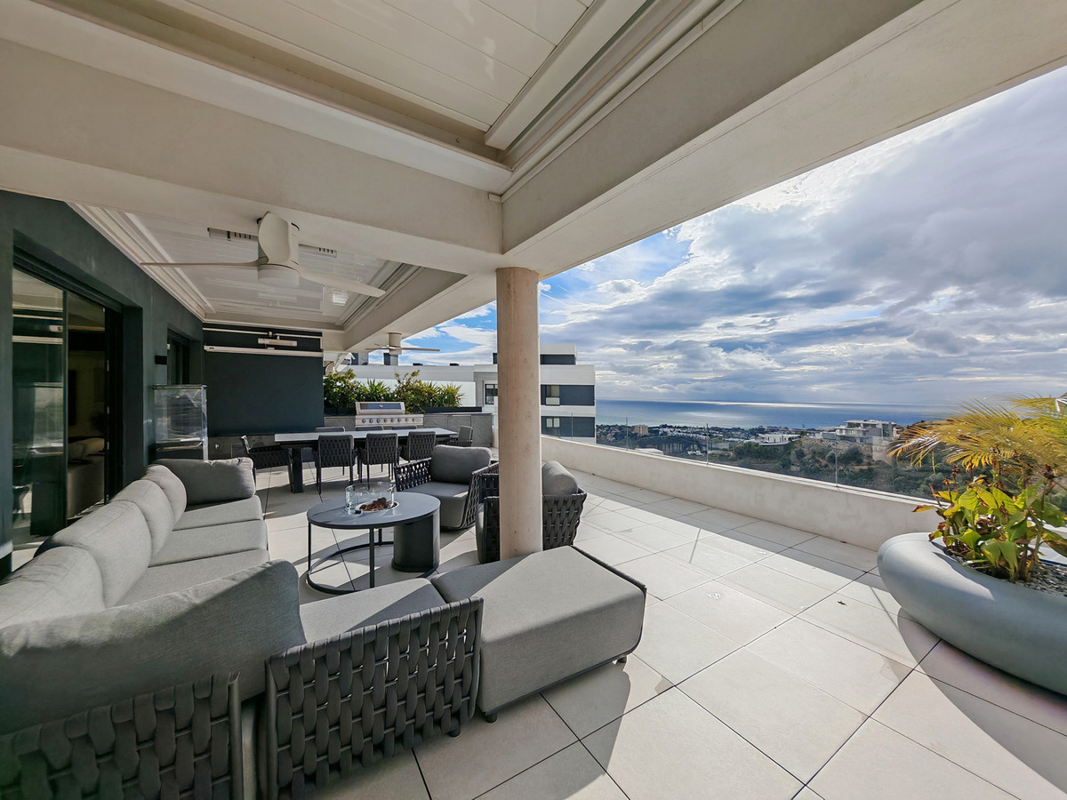 Gerenoveerd penthouse met panoramisch zee- en bergzicht in Marbella
