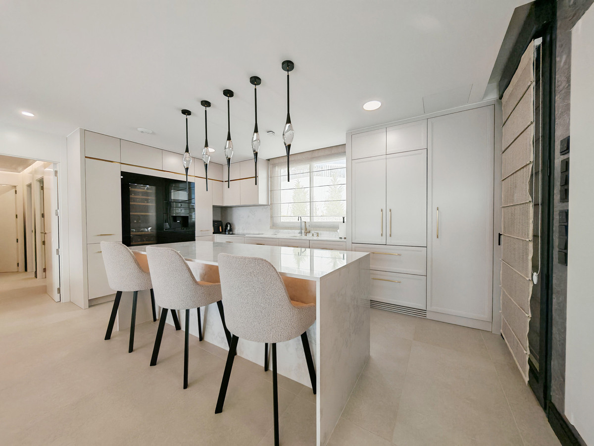 Gerenoveerd penthouse met panoramisch zee- en bergzicht in Marbella