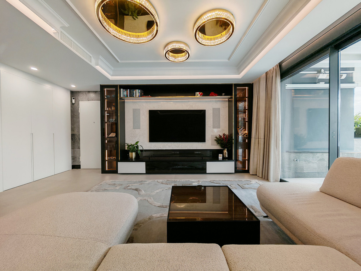 Gerenoveerd penthouse met panoramisch zee- en bergzicht in Marbella