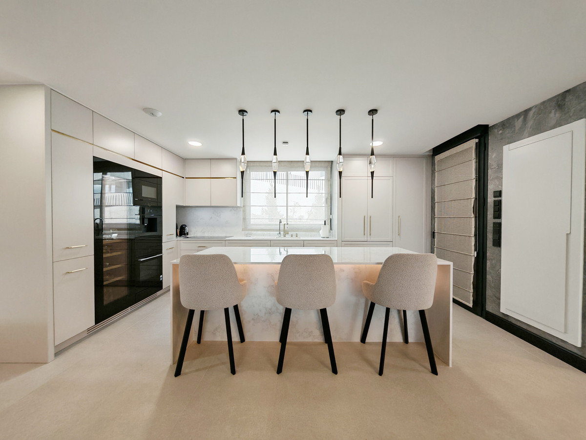 Gerenoveerd penthouse met panoramisch zee- en bergzicht in Marbella