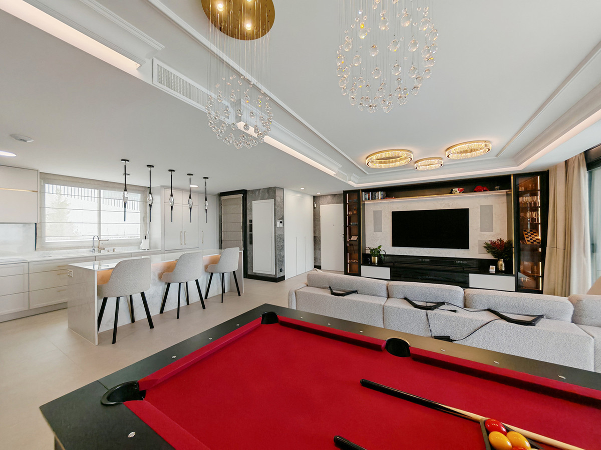 Gerenoveerd penthouse met panoramisch zee- en bergzicht in Marbella