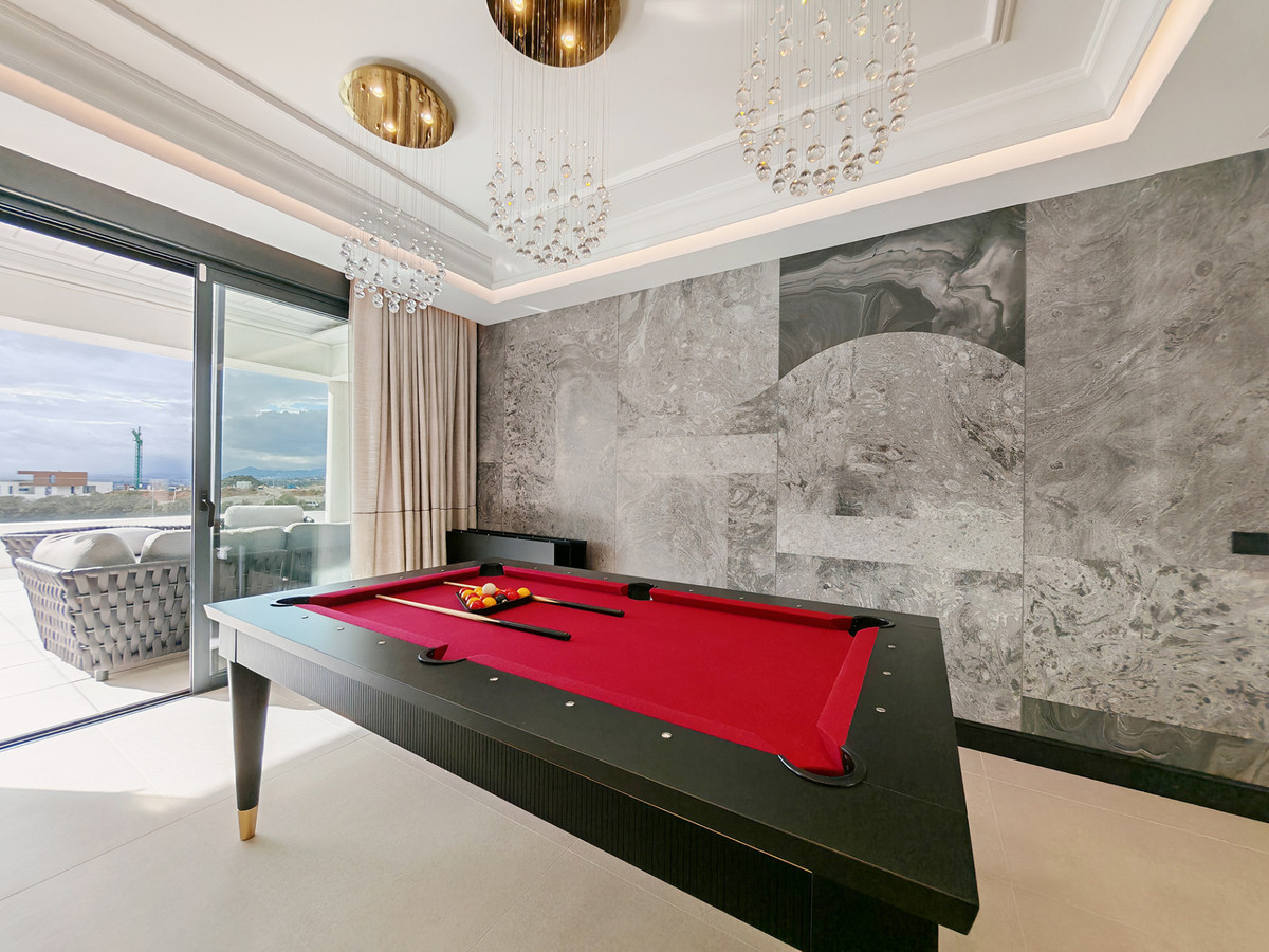 Gerenoveerd penthouse met panoramisch zee- en bergzicht in Marbella
