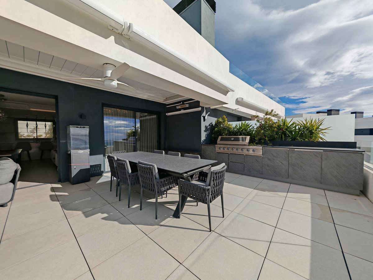 Gerenoveerd penthouse met panoramisch zee- en bergzicht in Marbella