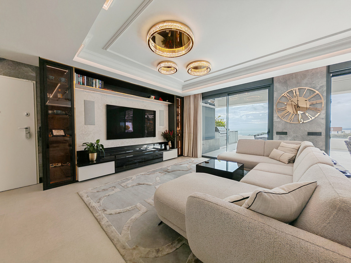 Gerenoveerd penthouse met panoramisch zee- en bergzicht in Marbella