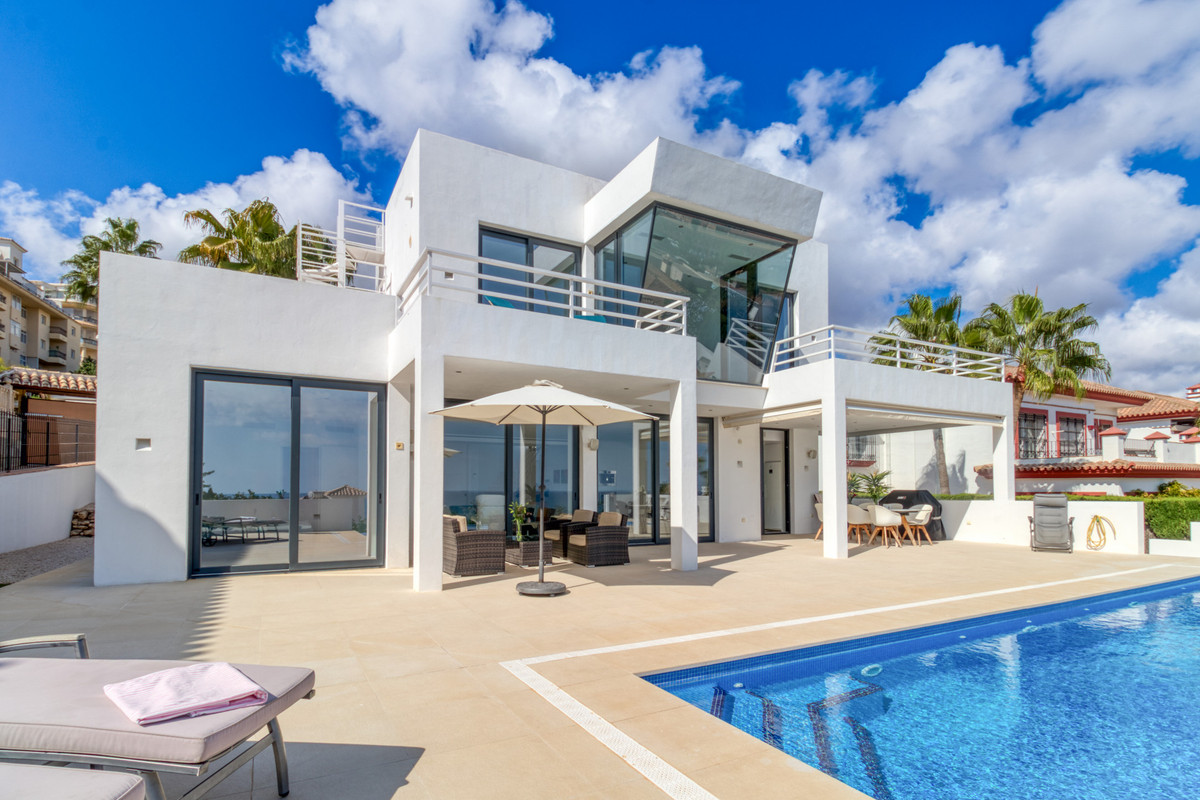 Luxe moderne villa met panoramisch zeezicht in Mijas Costa