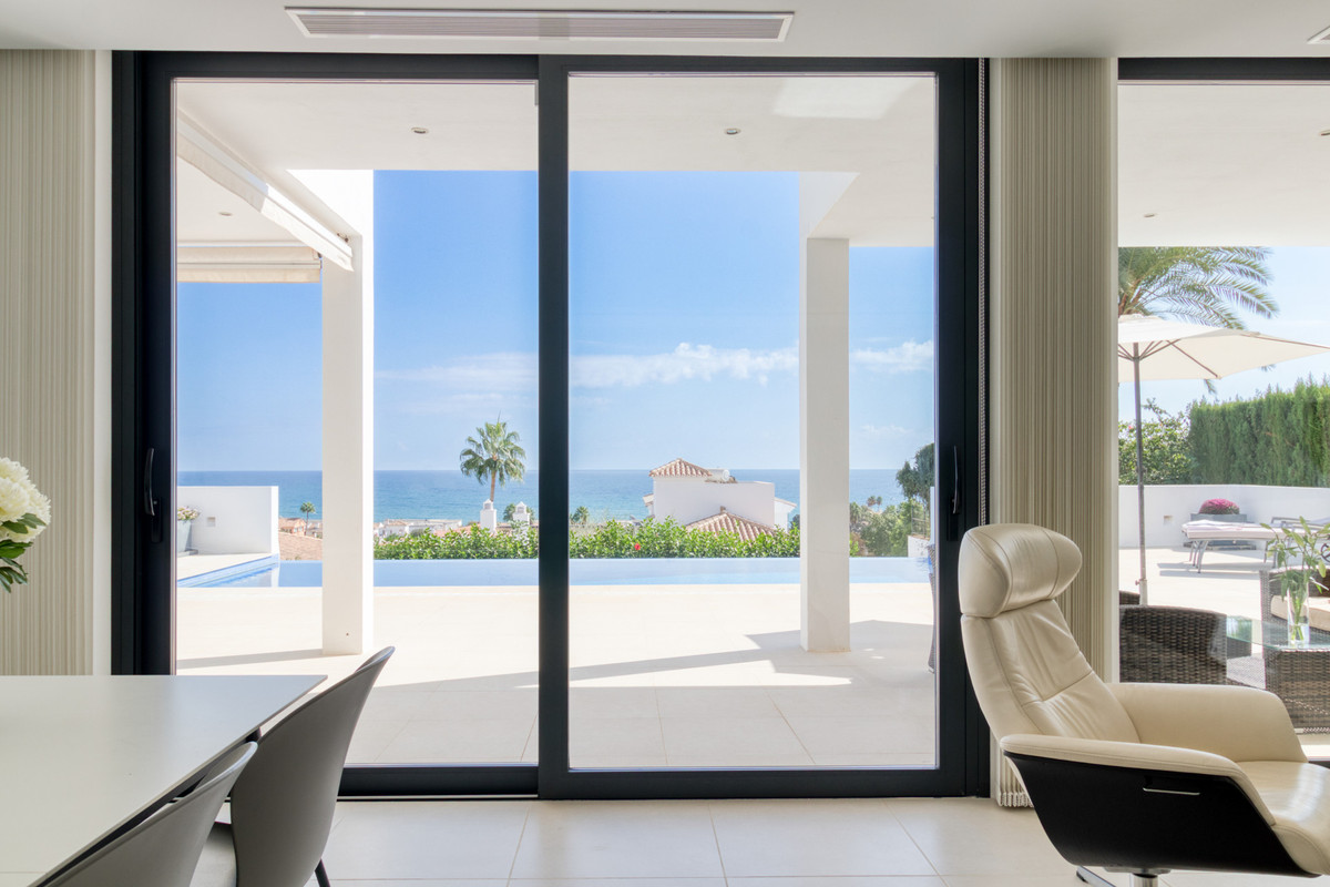Luxe moderne villa met panoramisch zeezicht in Mijas Costa
