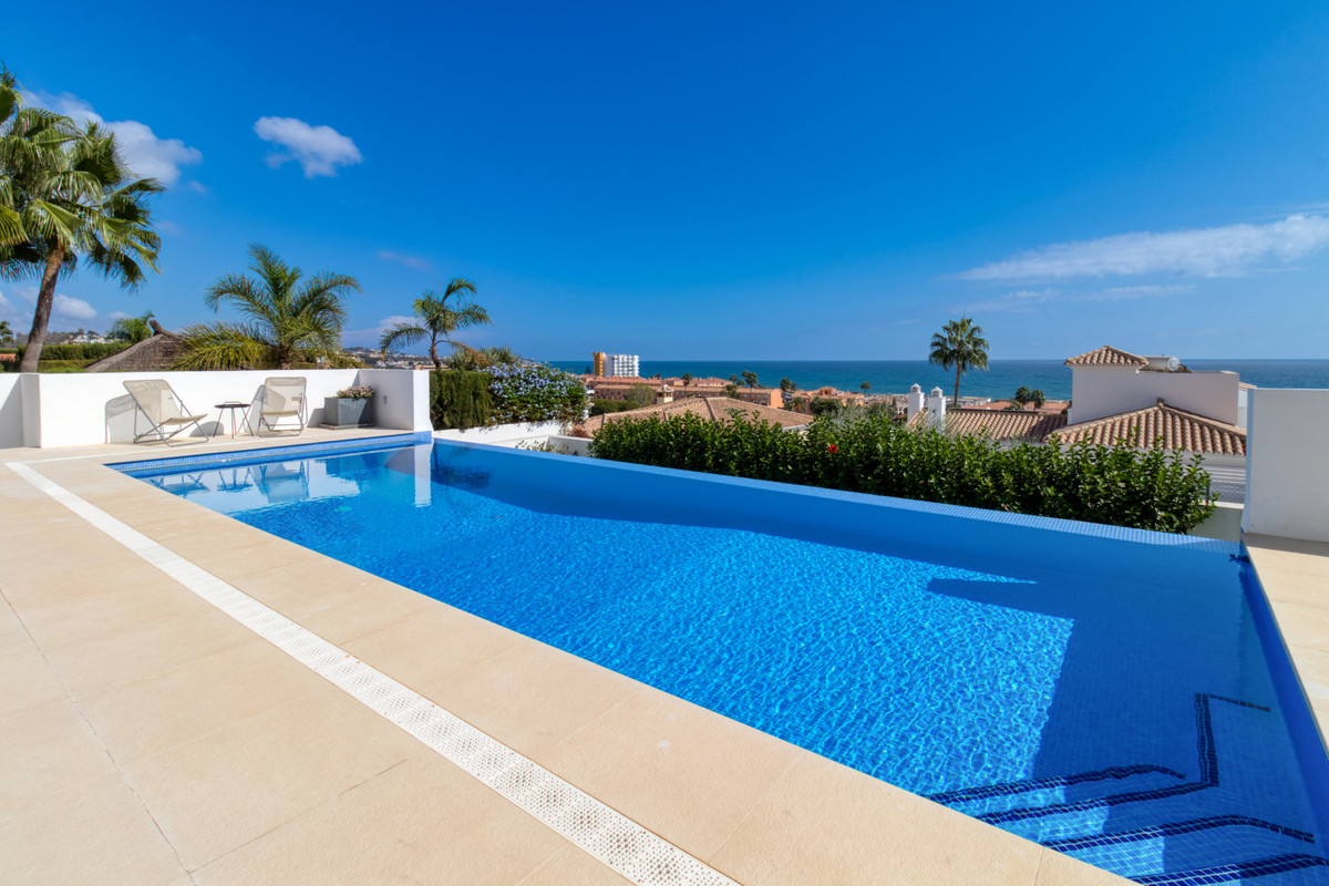 Luxe moderne villa met panoramisch zeezicht in Mijas Costa