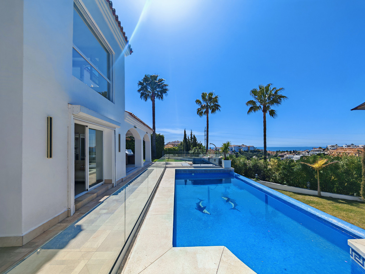 Gerenoveerde villa met panoramisch zeezicht in Mijas Costa