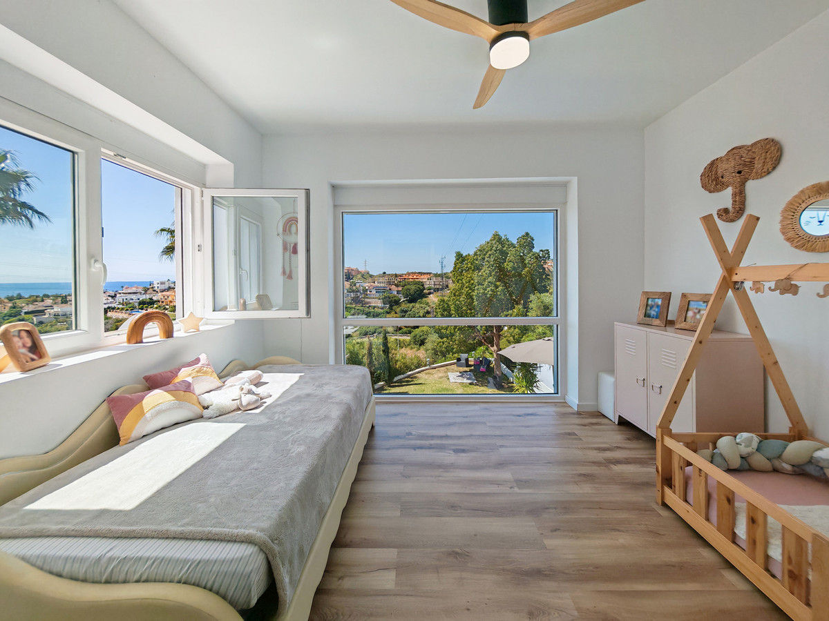 Gerenoveerde villa met panoramisch zeezicht in Mijas Costa
